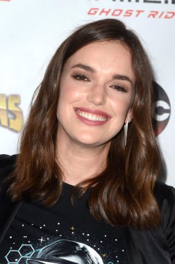 aktris Elizabeth Henstridge