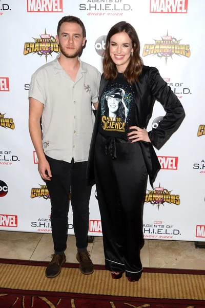 Elizabeth Henstridge, Iain De Caestecker — Fotografia de Stock