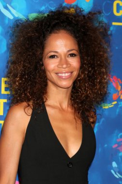aktris Sherri Saum