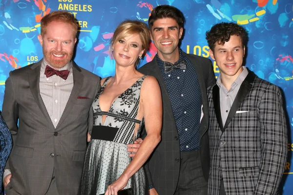 Jesse Tyler Ferguson, Julie Bowen, Justin Mikita, Nolan Gould — Stock Photo, Image