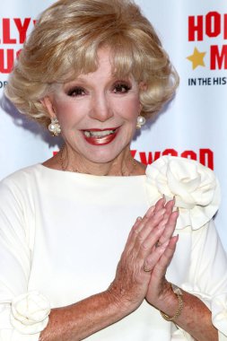 LOS ANGELES - 28 Mayıs: Ruta Lee, Hollywood Müzesi 'nde Ruta Lee ile Yeniden Açıldı. * 28 Mayıs 2021' de Hollywood Müzesi 'nde Öpüşme Olayı