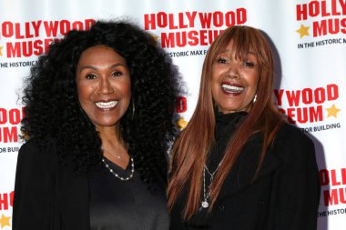 LOS ANGELES - 28 Mayıs 2021 'de Hollywood Müzesi' nde Ruth Pointer ve Anita Pointer Ruta Lee 'nin 