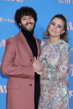 LOS ANGELES - 10 Haziran: Dave Burd ve Taylor Misiak 10 Haziran 2021 'de Los Angeles, CA' da yapılan 