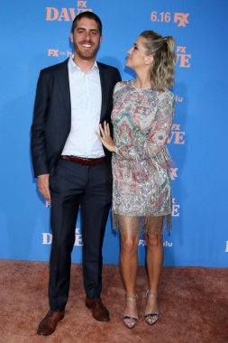 LOS ANGELES - 10 Haziran: Tony Yacenda ve Taylor Misiak 10 Haziran 2021 'de Los Angeles, CA' da yapılan 