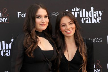 LOS ANGELES - 16 Haziran 2021 'de Beverly Hills, CA' de The Birthday Cake LA Premiere 'de Lily Blavin, Siena Oberman
