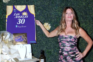 LOS ANGELES - 13 Haziran: Michelle Stafford LA Sparks Jersey ile 48. Gündüz Emmy Ödülleri Fotoğrafları - 13 Haziran 2021 tarihinde Burbank, CA
