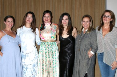 LOS ANGELES - 17 Haziran: Melissa Claire Egan, Jacqueline MacInnes Wood, Heather Tom, Finola Hughes, Cin Francis ve Nancy Lee Grahn, Heather Tom Sunar En İyi Kadın Oyuncu Gündüz Emmy Adayları Yıllık Toplantısı J 'deki Chevy Chase Country Club' da