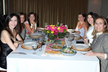 LOS ANGELES - 17 Haziran: Finola Hughes, Nancy Lee Grahn, Heather Tom, Melissa Claire Egan Heather Tom Sunucu Gündüz En İyi Kadın Oyuncu Emmy adayları Yıllık Toplantısı 'nda 17 Haziran 2021' de Glendale, CA