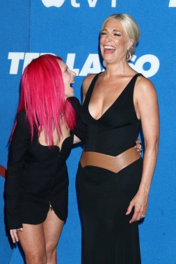 LOS ANGELES - 15 JUL Juno Temple, Hannah Waddingham 15 Temmuz 2021 'de Los Angeles, Kaliforniya' da bulunan Pasifik Tasarım Merkezi 'nin çatısındaki Ted Lasso 2.