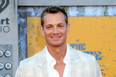 LOS ANGELES - 2 Ağustos 2021 'de Westwood, CA' da The Suicide Squad Premiere 'de Joel Kinnaman