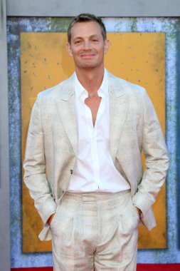 LOS ANGELES - 2 Ağustos 2021 'de Westwood, CA' da The Suicide Squad Premiere 'de Joel Kinnaman