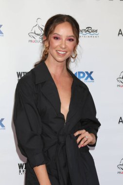 LOS ANGELES - 3 Ağustos 2021 'de Westwood, CA' daki Landmark Tiyatrosu 'ndaki Aftermath galasında Britt Baron