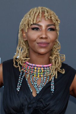 LOS ANGELES - 8 Ağustos 2021 'de Marriott Marina Del Rey, CA' da düzenlenen 4. Uluslararası Güç Kadınları Ödülleri 'nin Siyahi Yaşamları Önemi' nin kurucularından Opal Tometi