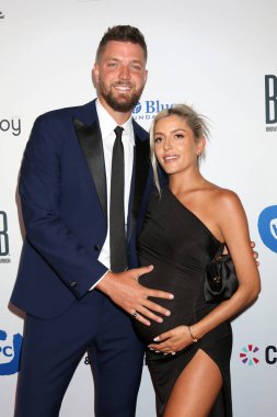 LOS ANGELES - 20 AUG: Chandler Parsons, Haylee Harrison, 21. Yıllık Harold ve Carole Pompa Vakfı Galasında 20 Ağustos 2021 'de Beverly Hilton Oteli, CA