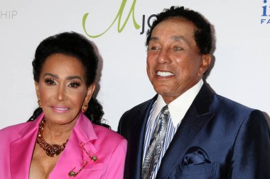 LOS ANGELES - 20 AUG: Frances Robinson, Smokey Robinson 21. Geleneksel Harold ve Carole Pompa Vakfı Galasında 20 Ağustos 2021 'de Beverly Hilton Oteli, CA