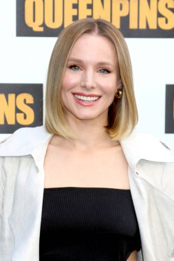 LOS ANGELES - 25 Ağustos 2021 'de Los Angeles' taki Four Seasons Oteli 'ndeki Queenpins Fotoğraf Çağrısı' nda Kristen Bell