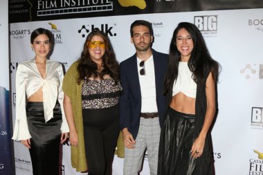 LOS ANGELES - SEP 19: Claudia Serven, Maylen Calienes, Miguel Angel Ferrer, Daniela Azuaje Long Beach 'teki Catalina Film Festivali - Pazar Film Yapımcıları Kırmızı Halı, İskoç Ayini Etkinlik Merkezi 19 Eylül 2021' de Long Beach, CA