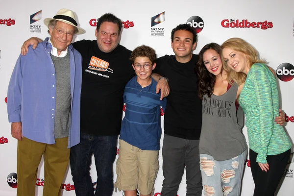 George Segal, Jeff Garlin, Sean Giambrone, Troy Gentile, Hayley Orrantia, Wendi McLendon-Covey — Stock Photo, Image