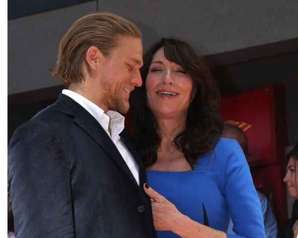 Charlie Hunnam, Katey Sagal — Stock Photo, Image