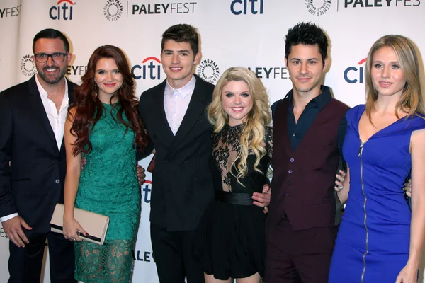 Carter covington, katie stevens, gregg sulkin, de bailey joven, michael j. willett, rita volk — Foto de Stock