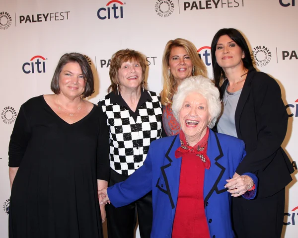Mindy Cohn, Geri Jewell, Lisa Whelchel, Charlotte Rae, Nancy Mckeon — Foto de Stock