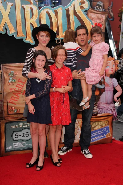 Molly ringwald met familie — Stockfoto