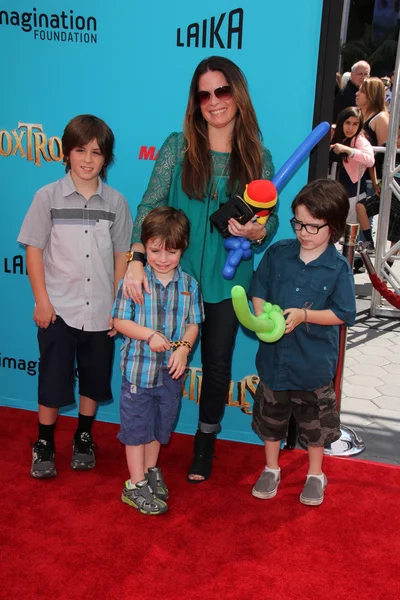 Holly Marie Combs con niños — Foto de Stock