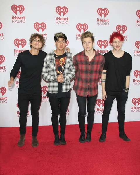 5 sekund lato, Łukasz hemmings, calum kaptur, ashton irwin, michael clifford — Zdjęcie stockowe