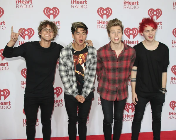 5 sekund lato, Łukasz hemmings, calum kaptur, ashton irwin, michael clifford — Zdjęcie stockowe