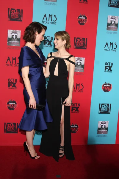 Sarah Paulson ja Emma Roberts. — kuvapankkivalokuva