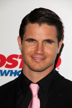 Robbie Amell