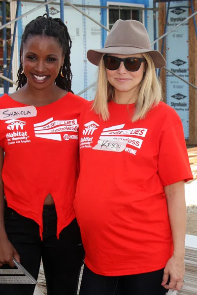 Shanola Hampton, Kristen Bell — Fotografia de Stock