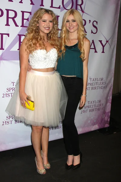 Taylor Spreitler, Katherine Mcnamara — Zdjęcie stockowe