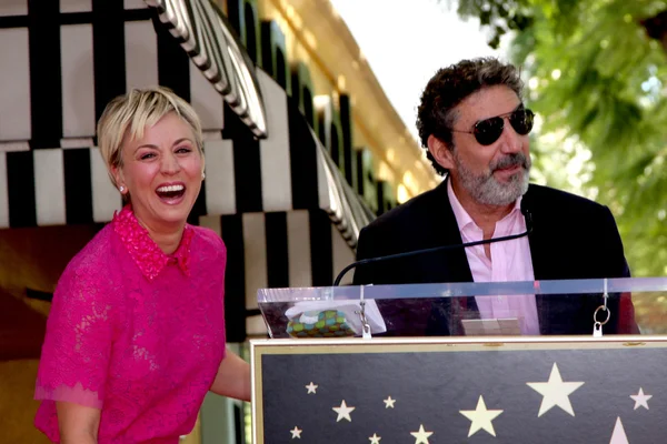 Kaley Cuoco, Chuck Lorre — Fotografia de Stock