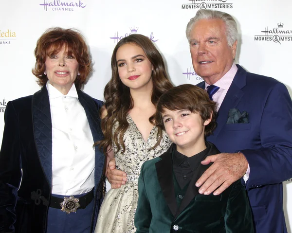 Jill St. John, Max Charles, Bailee Madison, Robert Wagner — Foto de Stock