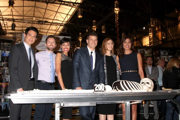 John Boyd, Tj Thyne, Tamara Taylor, David Boreanaz, Emily Deschanel, Michaela Conlin — Foto de Stock