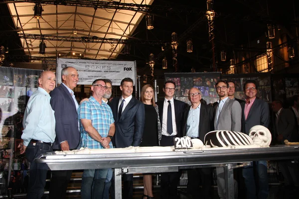 David Boreanaz, Emily Deschanel, Rupert Murdock, dirigenti di Bones e FOX — Foto Stock
