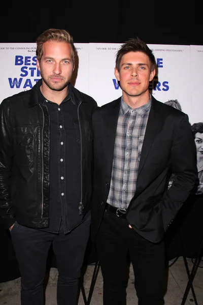 Ryan Hansen, Chris Lowell — Foto de Stock