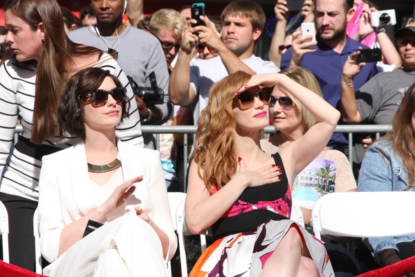 Anne Hathaway, Jessica Chastain —  Fotos de Stock