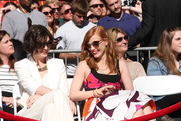 Anne Hathaway, Jessica Chastain — Stock Photo, Image