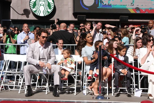 Camila Alves Mcconaughey, Vida Alves Mcconaughey, Levi Alves Mcconaughey, Matthew Mcconaughey, Livingston Alves Mcconaughey — Stockfoto