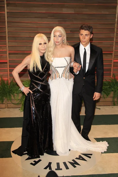 Donatella Versace, Nolan Gerard Funk, Lady Gaga — Stockfoto