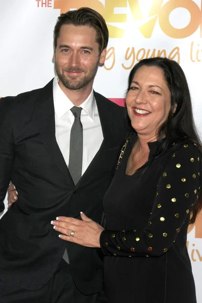 Ryan Eggold, Karen Benik — Stockfoto