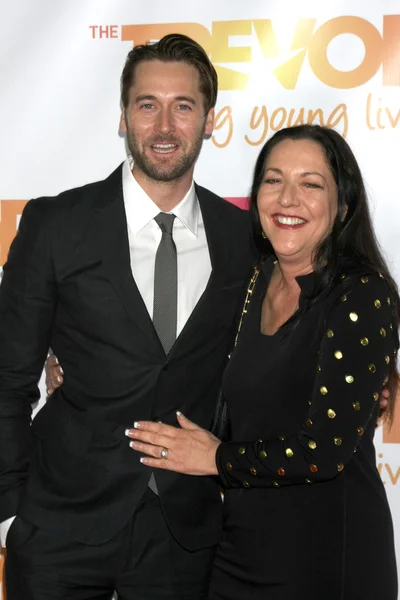 Ryan Eggold, Karen Benik — Foto de Stock