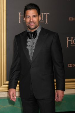 Manu Bennett