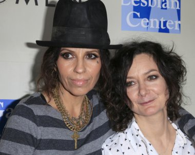 Linda Perry, Sara Gilbert