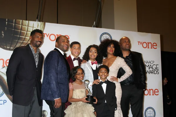 Anthony Anderson, Yara Shahidi, Marcus Scribner, Tracee Ellis Ross, Marsai Martin, Miles Brown, diğerleri — Stok fotoğraf