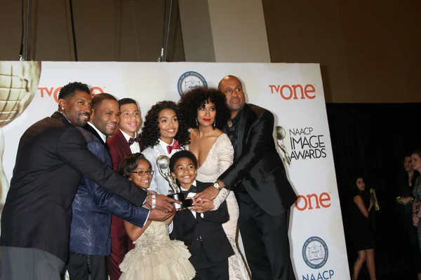 Anthony Anderson, Yara Szahidiego, Marcus Scribner, Tracee Ellis Ross, Marsai Martin, Miles Brown, inni — Zdjęcie stockowe