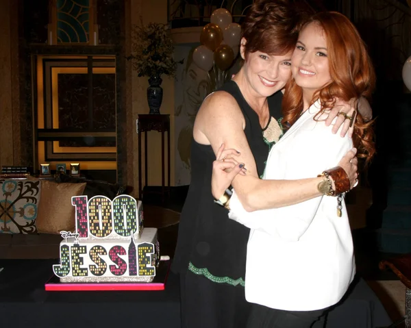 Carolyn Hennesy, Debby Ryan — Stock Photo, Image