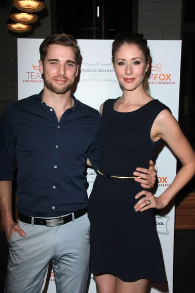 Dustin Milligan, Amanda Crew — Zdjęcie stockowe